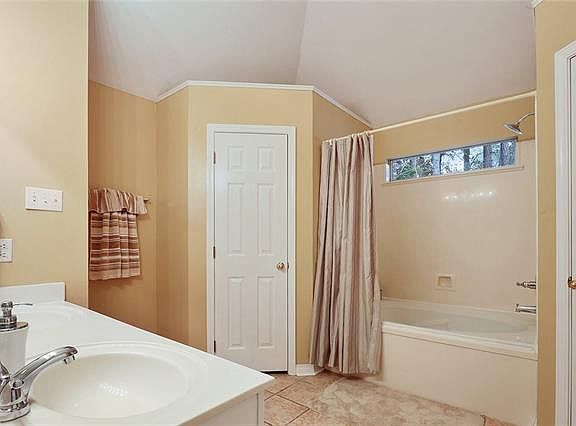 5th image of 259 De Val Dr