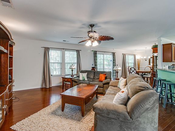 4th image of 121 Mill Haven Ln