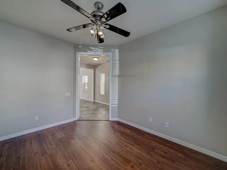 2143 W Marconi Ave — Photo 13