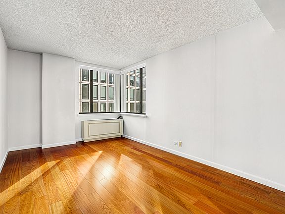 4th image of 30 W 61st St APT 15G