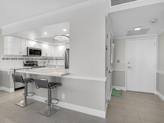 4th image of 555 SE 6th Avenue #9g