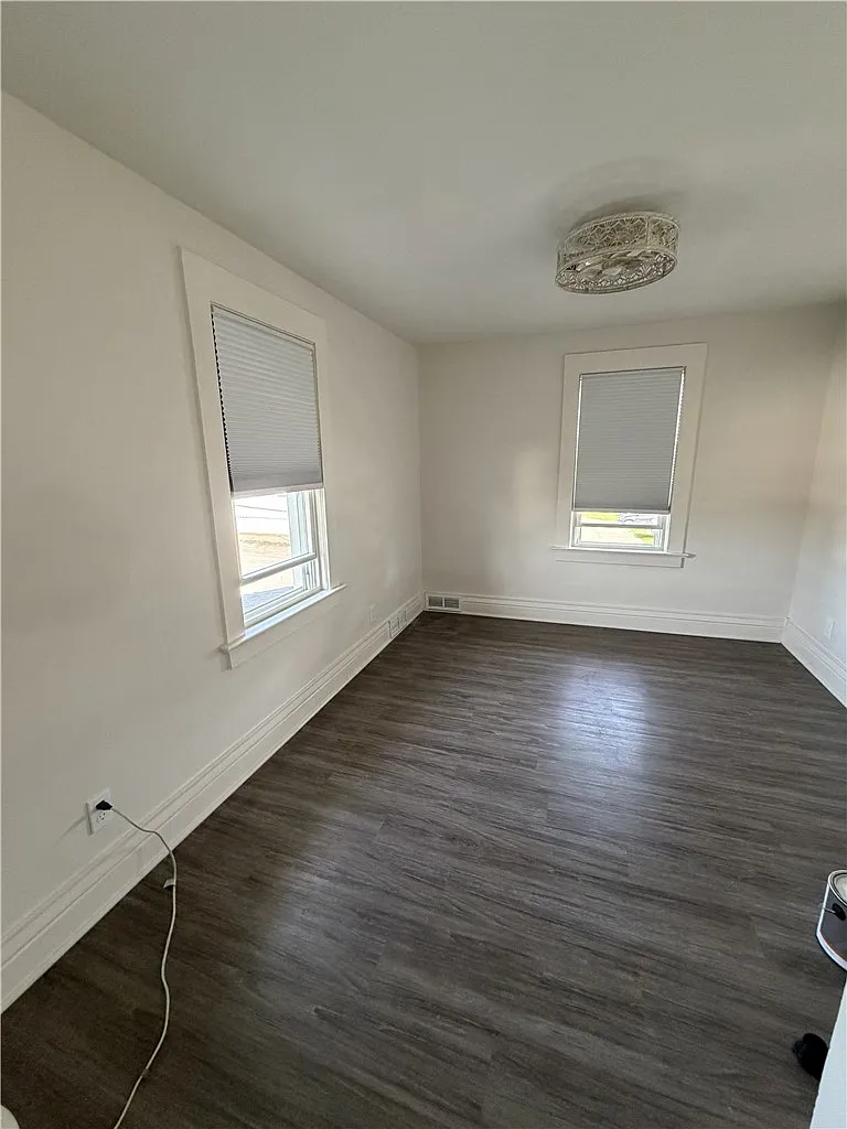 1 bed, 1.0 bath, 2449 sqft, $900 — Photo 3