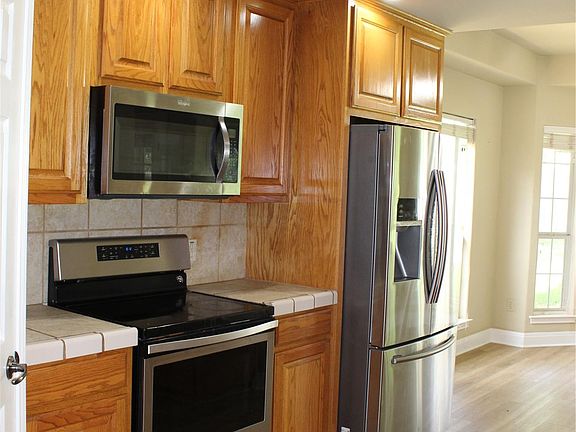 4th image of 3 Honeysuckle Ln