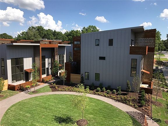 3rd image of 502 SE Tourmaline Mews St