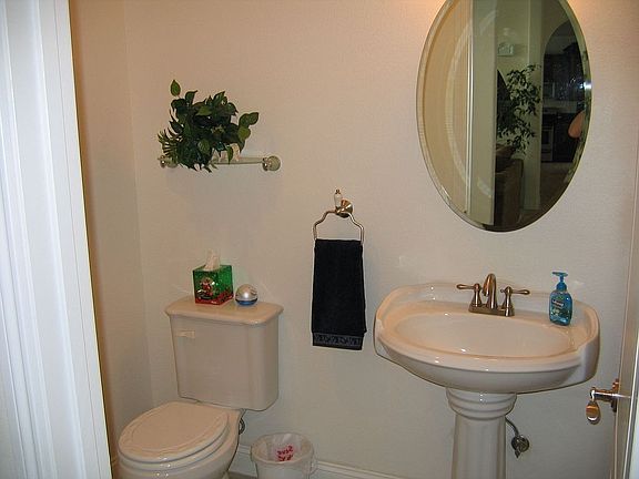 Entry bath (1/2 bath)