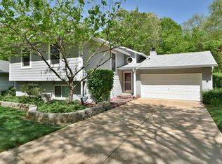 1046 Treetop Trail Dr, Ballwin, MO 63021