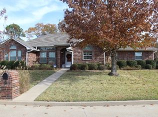 100 Elmwood Ct, Palestine, TX 75801