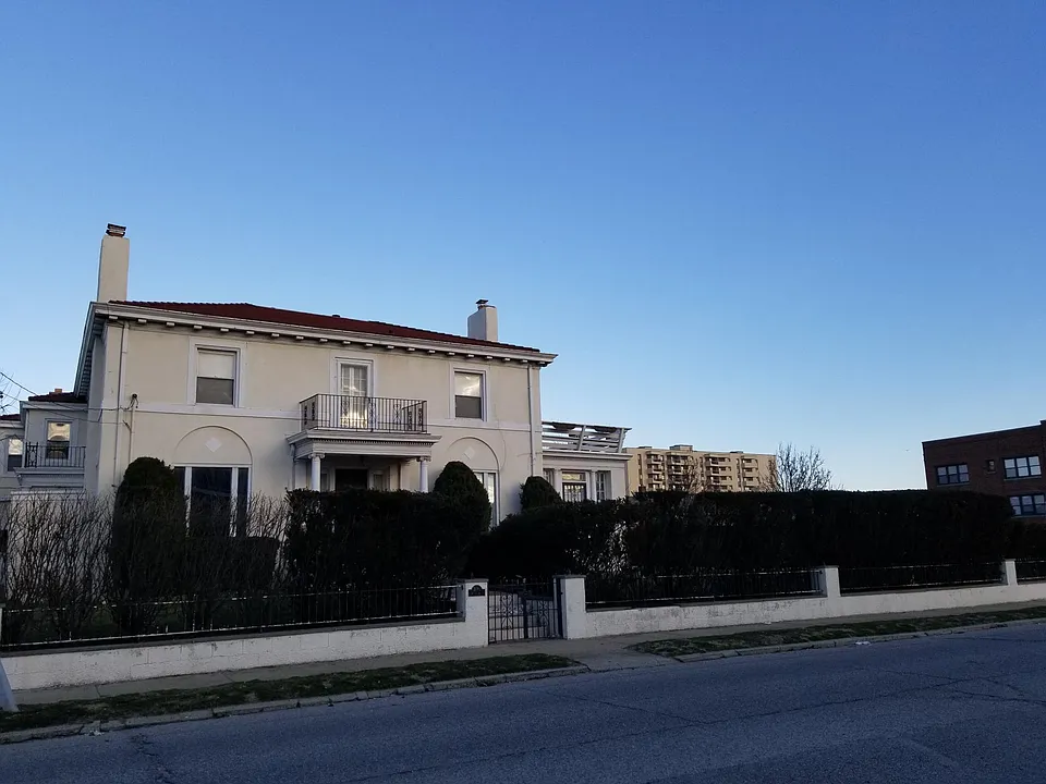 106 Monroe Blvd