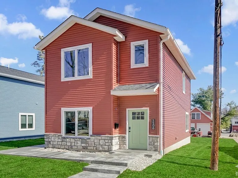 1112 N Woodburn Ave — Photo 3