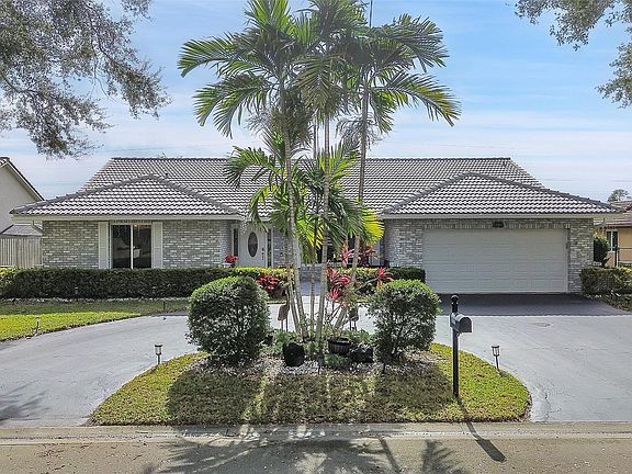 3rd image of 10900 SW 1st Court