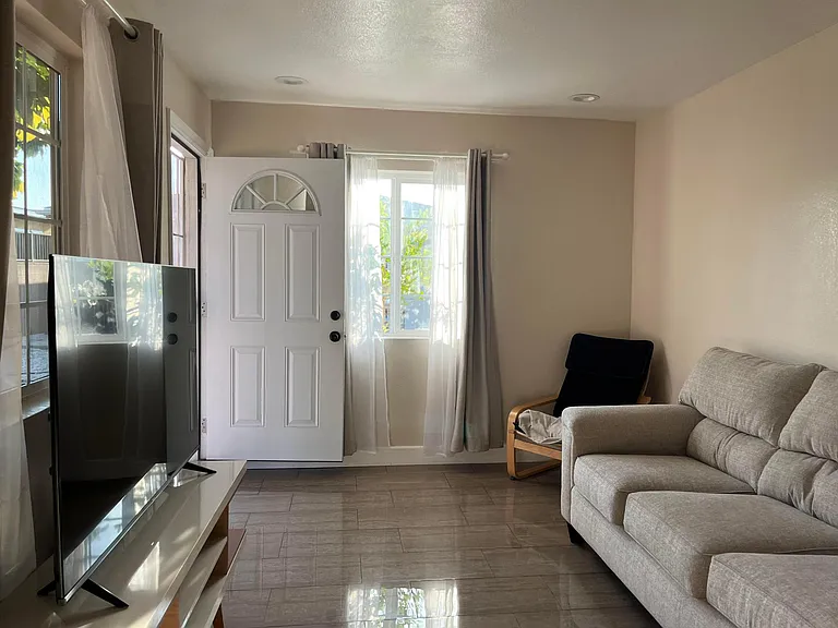 2552 Adriatic Ave #B — Photo 2