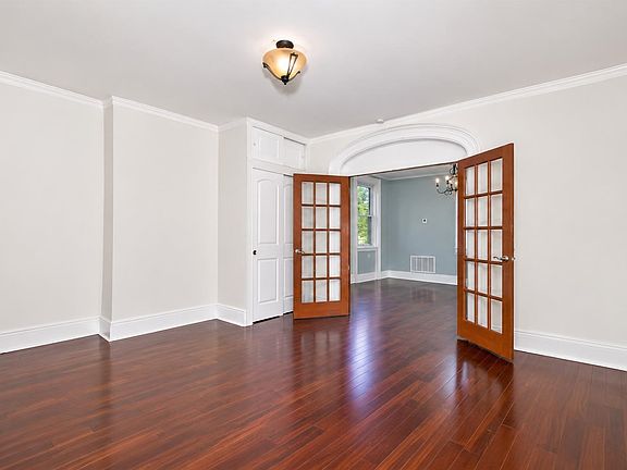 3rd image of 19 W 9th St
