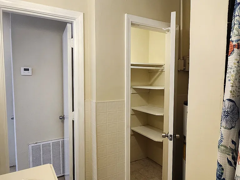 646 Ditmar St — Photo 12