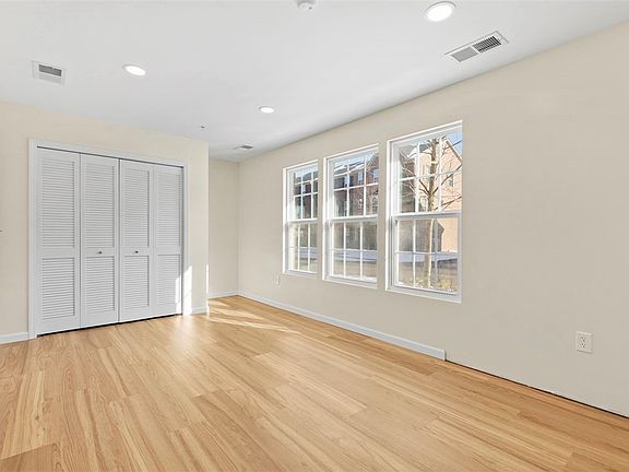 5th image of 1719 Saint Johns Ln