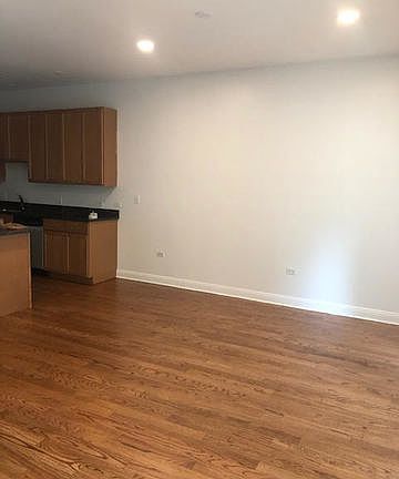 3rd image of 830 W Leland Ave #101