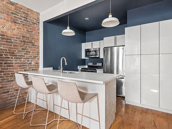 2nd image of 1153 Pacific St #1