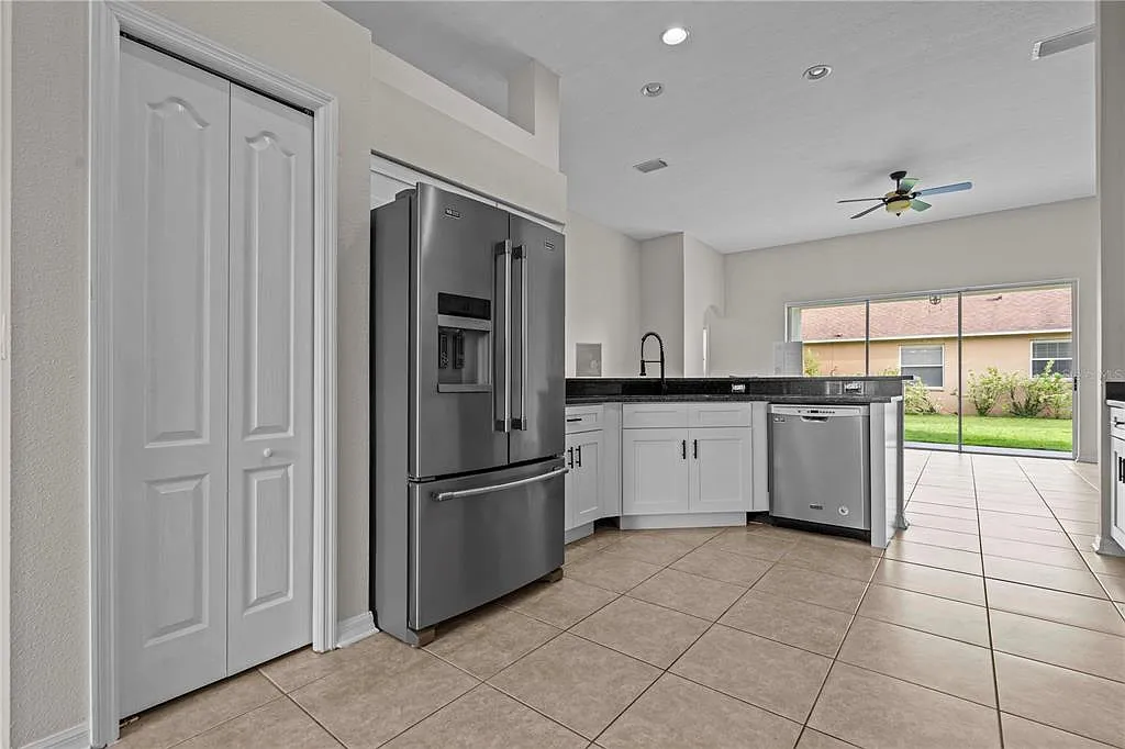 4 bed, 3.0 bath, 2321 sqft, $3,400 — Photo 4