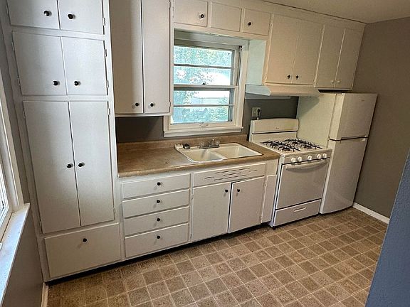 4th image of 631 6th Ct SE