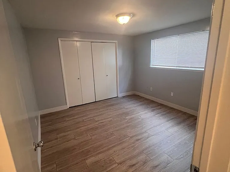Comstock — Photo 29