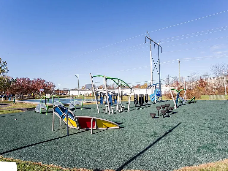 2280 Suzann Dr — Photo 29