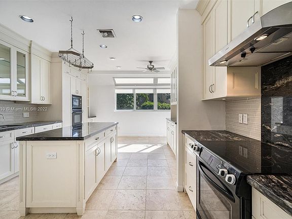 5th image of 2000 S Bayshore Dr APT 61