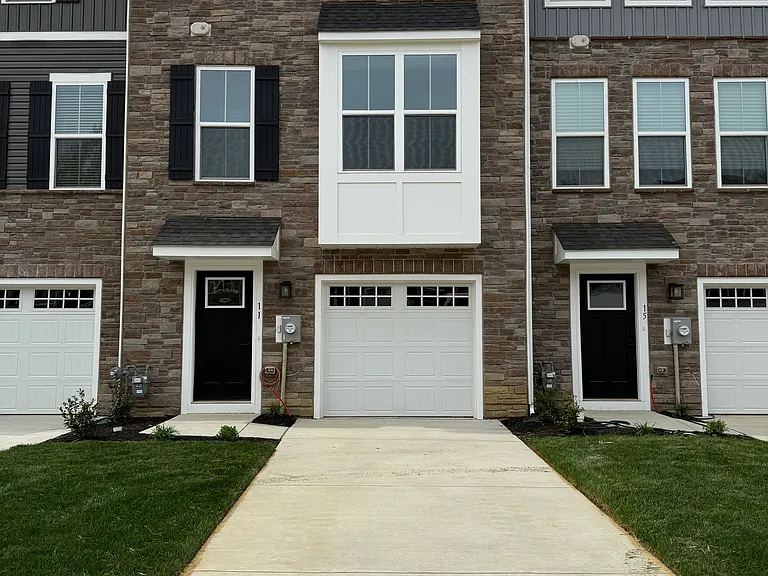 11 Foxwood Dr — Photo 2