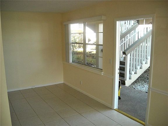 5th image of 228 Farnham J #228