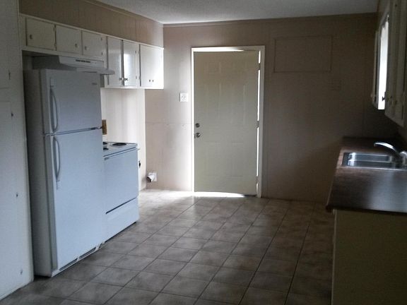 Kitchen showing washer/dryer hookups