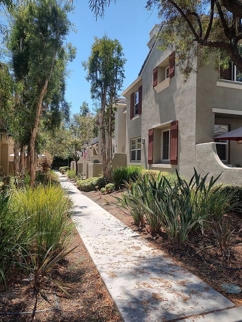 Move-in Ready! 3-Bedroom Skyview Ridge Townhome — Photo 2