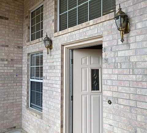 COVERED 2 STORY FRONT PORCH.