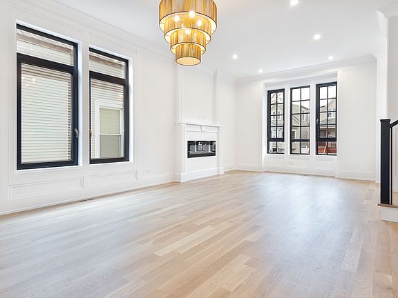 3rd image of 4545 N Claremont Ave