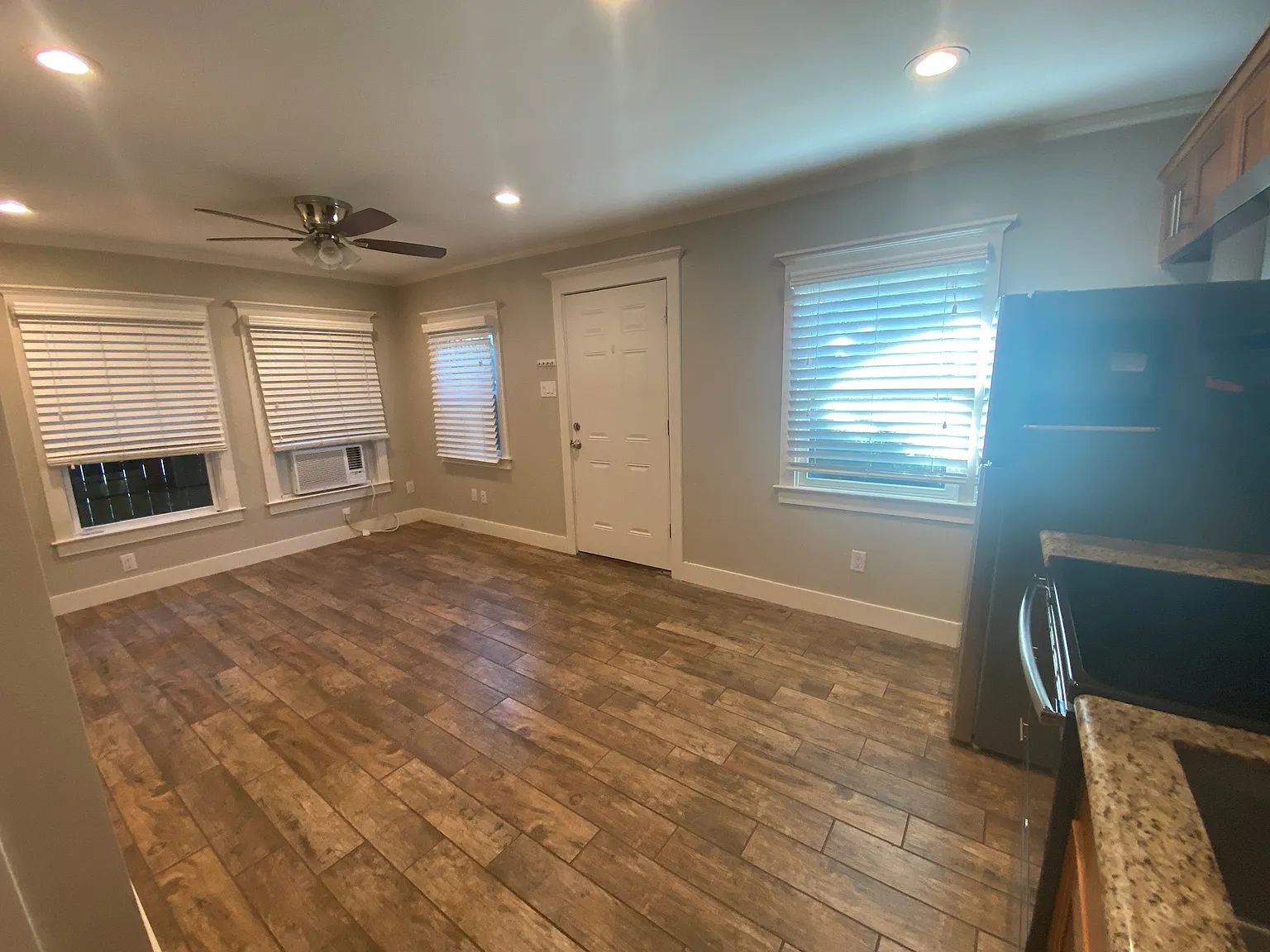 1230 Cortlandt St — Photo 3