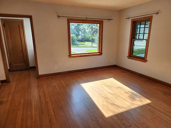 2nd image of 913 2nd St NE #1