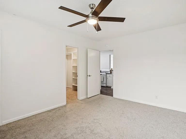 Anaheim Place — Photo 9