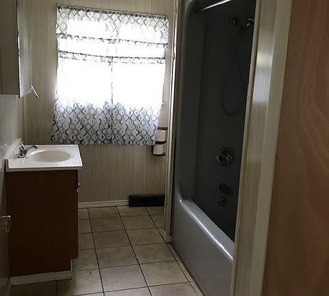 1864 Davis Street Lower Picture # 3