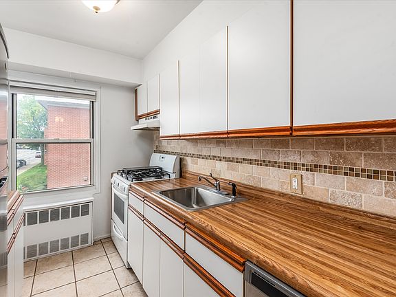 5th image of 11 Park Pl APT 2E