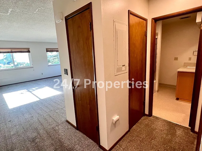1111 SW Gaines St #6 — Photo 6