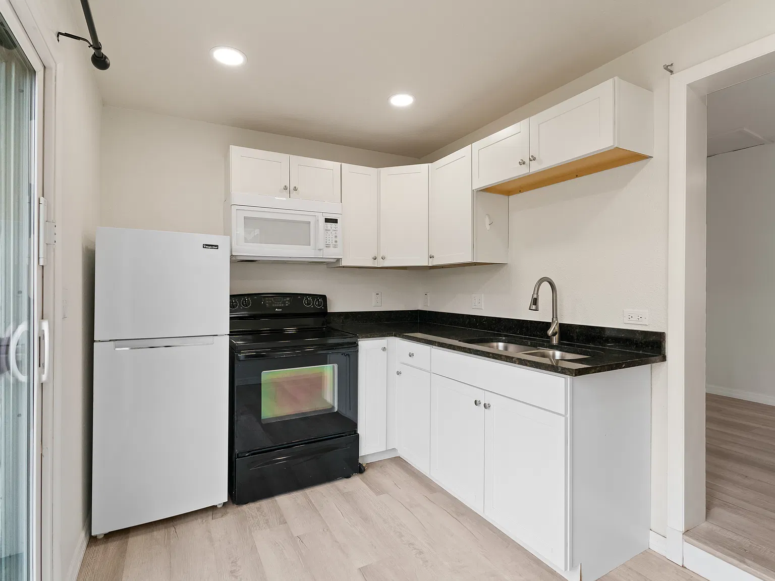 Studio, 400 sqft, $950 — Photo 1