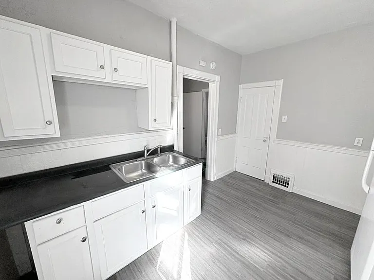 2708 7th Ave — Photo 2