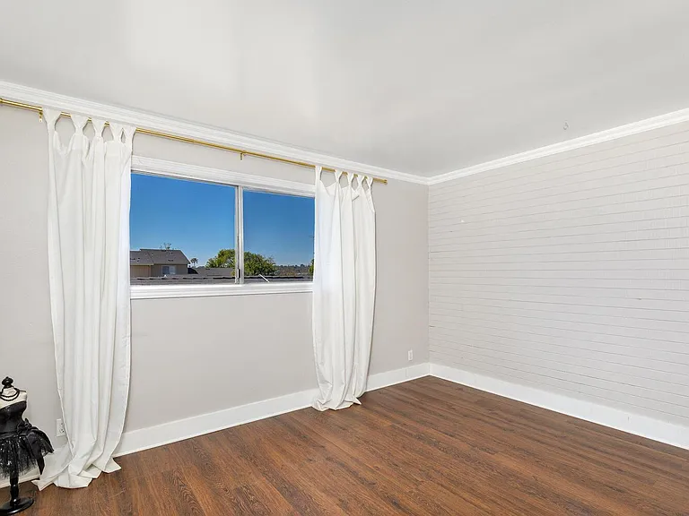 1826 Eastwood Ln — Photo 10