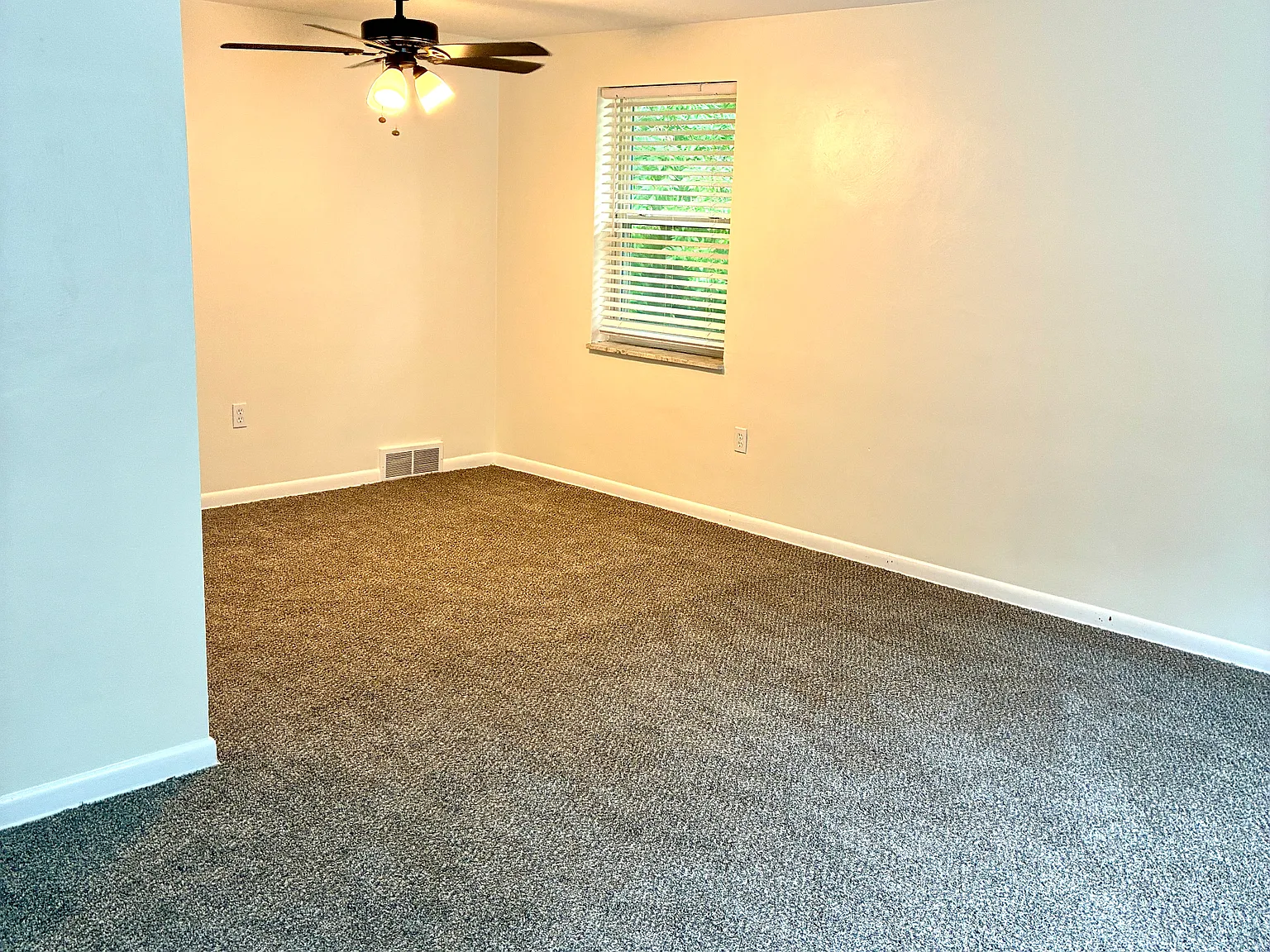 2 bed, 800 sqft, $1,200 — Photo 3