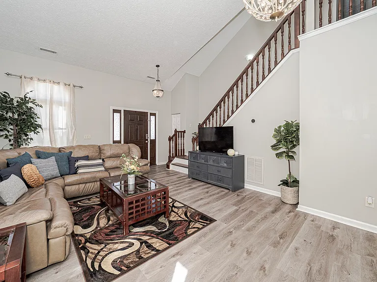 837 Woodgrove St — Photo 3