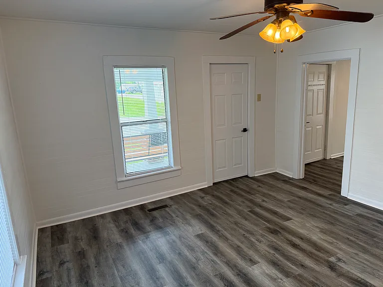 1090 King Edward Ave SE — Photo 10
