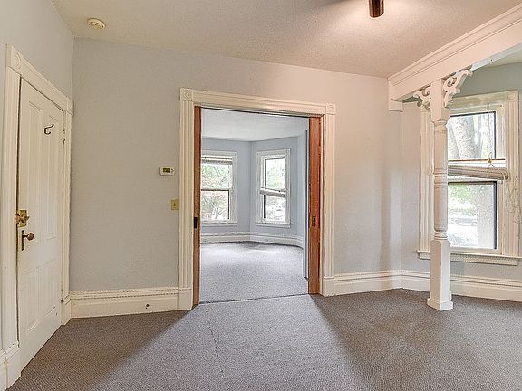 Lower Unit: Living Room 