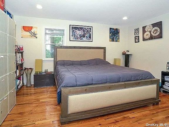 4th image of 1010 Old Northern Blvd