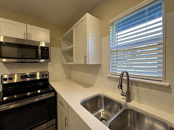 3rd image of 1010 Rockmoor #4