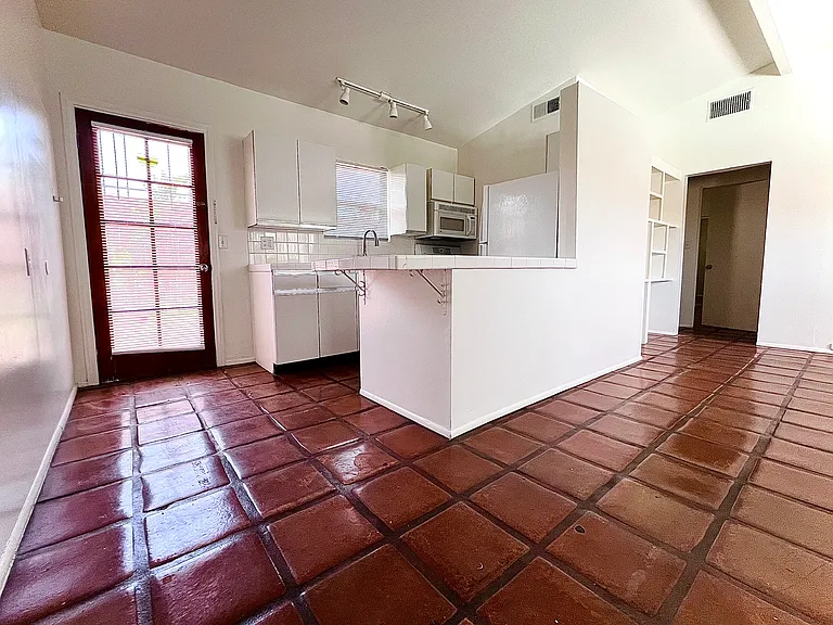 561 S Highland Dr #4 — Photo 5