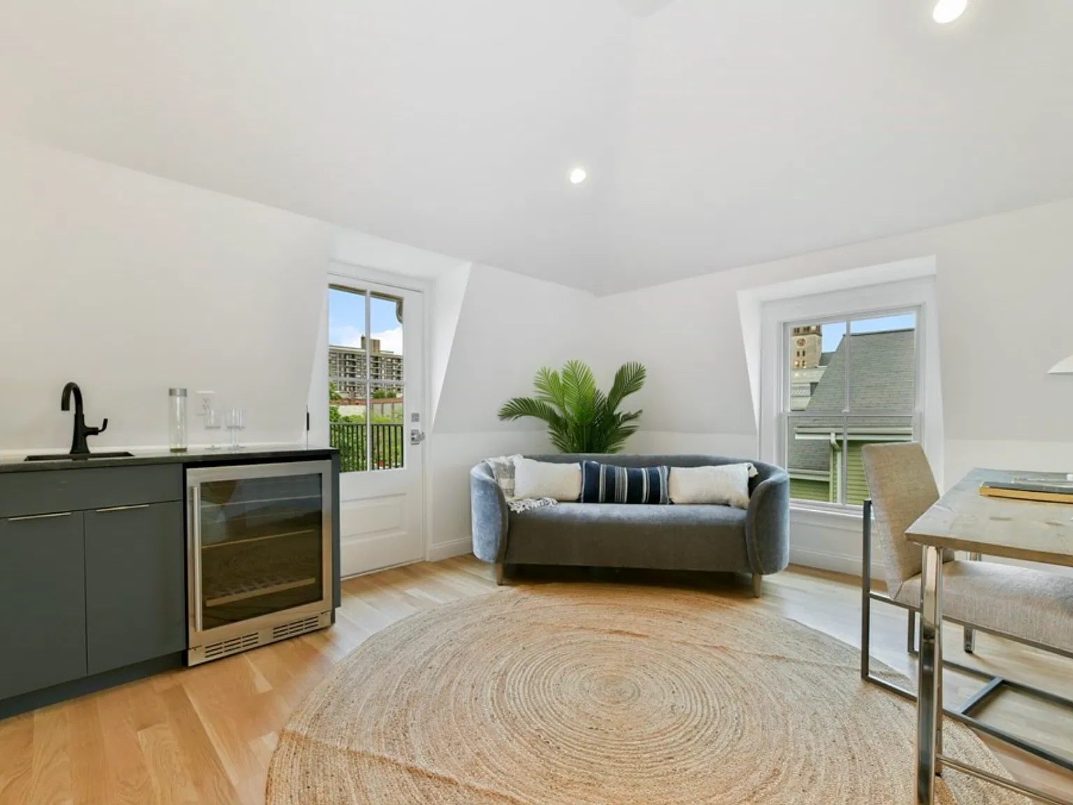 3 bed, 2519 sqft, $9,800 — Photo 4