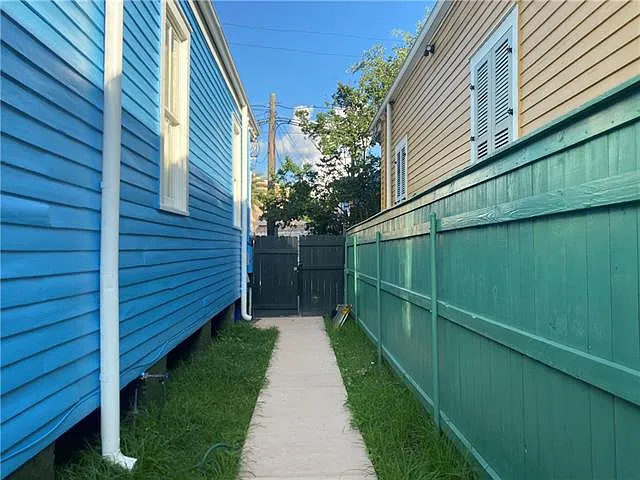 1433 Dauphine St — Photo 15