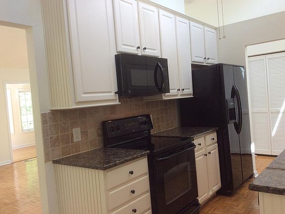 Sunny Kitchen. All Appliances Included.